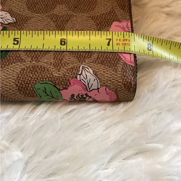 Coach tan accordion zip around floral wallet - Picture 5 of 8